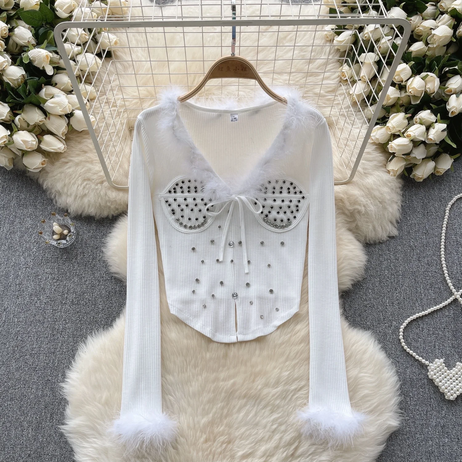 

French luxury knitwear for women in autumn and winter with feather and diamond V-neck designnunique and luxurious top