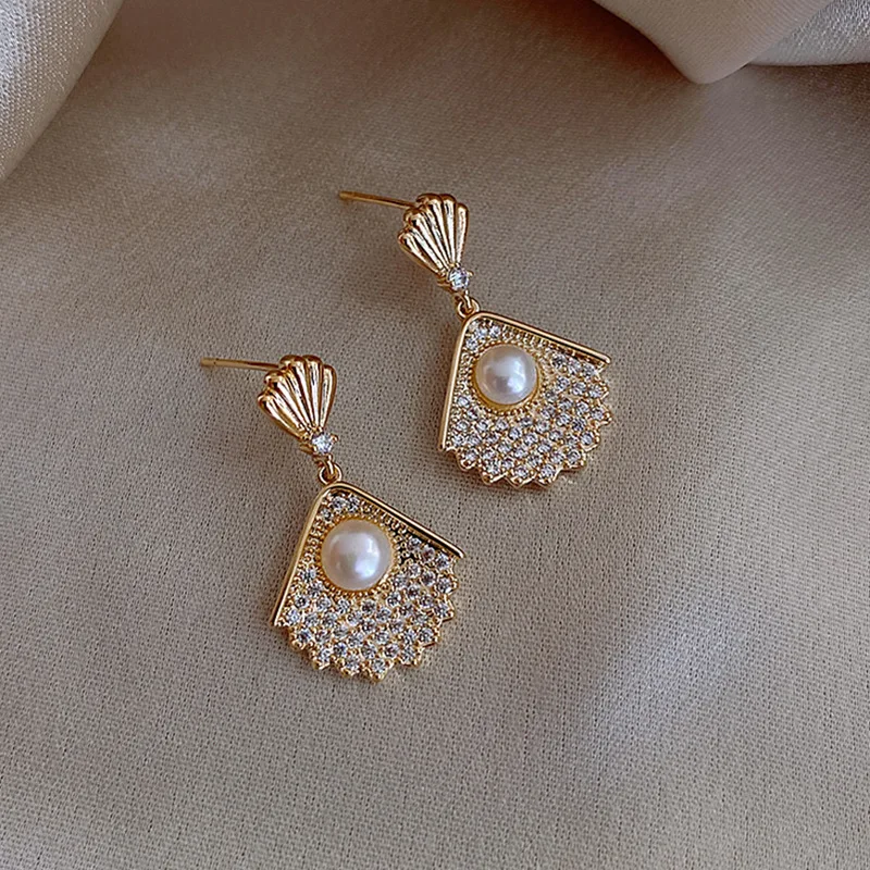 

2021 trendy crystal dangle sea shell chunky earrings women