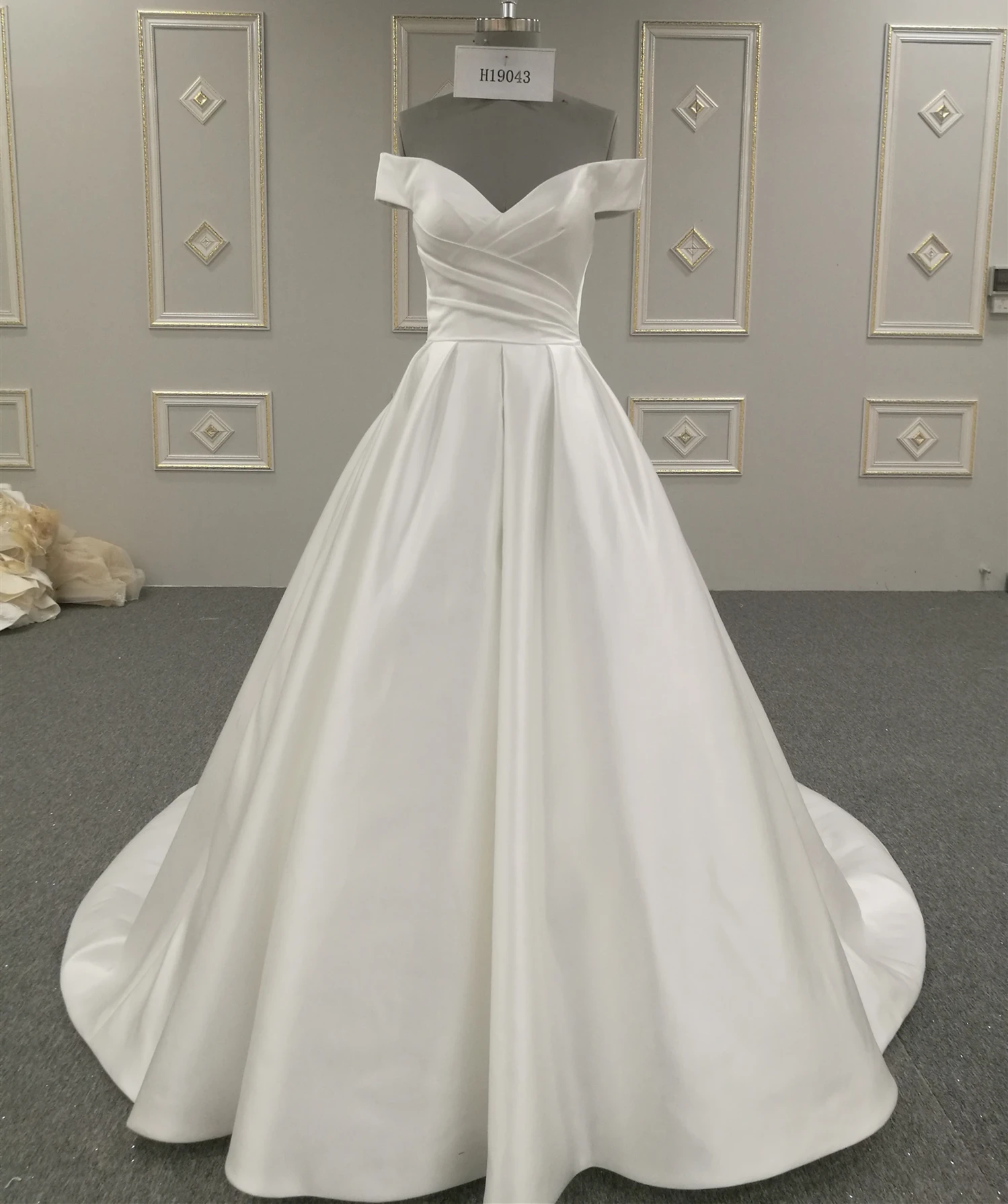 

Latest fashion vestido de noiva off shoulder satin A-line wedding dress with long tail, Ivory