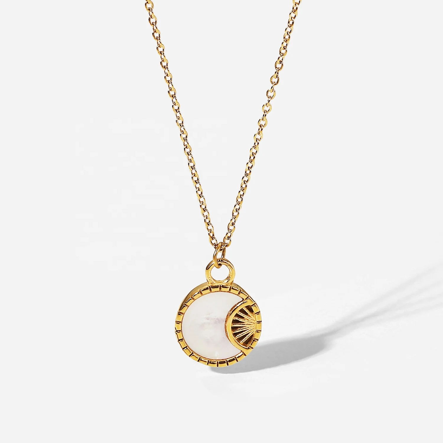 

Dropshipping Stainless Steel White Moon Necklace 18K Gold Plated Round Shell Pendant Necklace