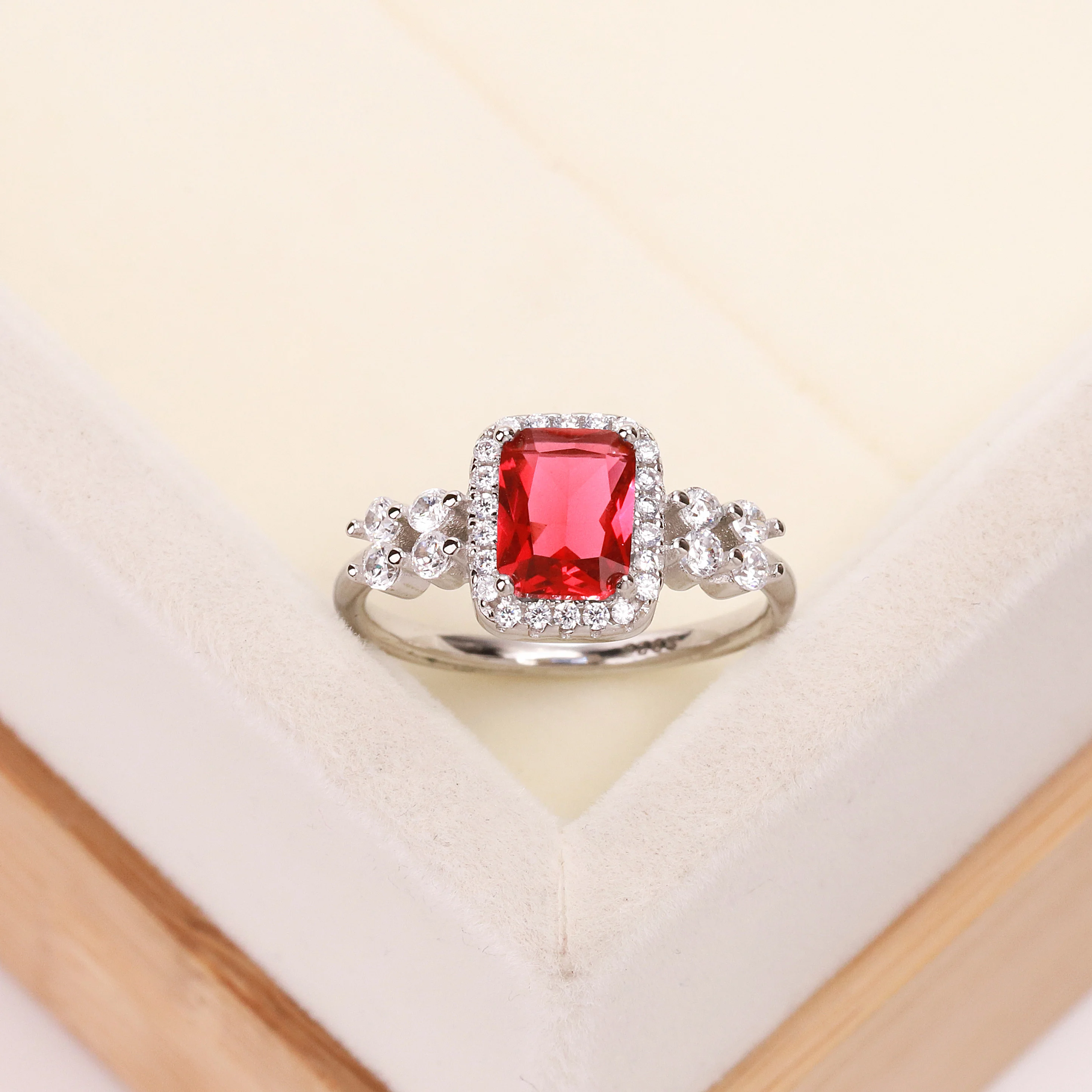

Best-selling Europe and the United States S925 silver wedding ring red zircon ms square crystal jewelry luxury gifts