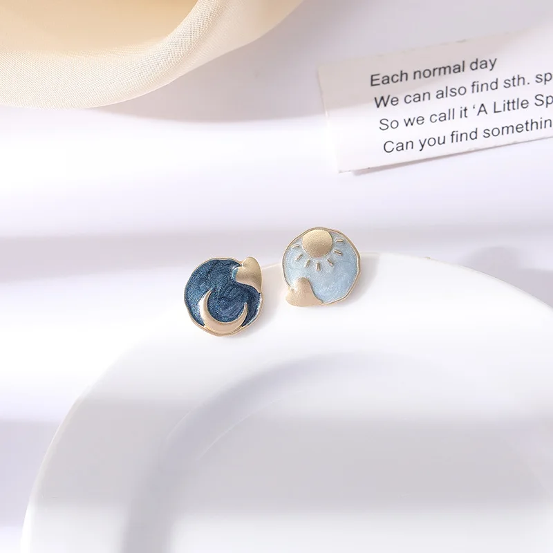 

S925 Silver Needle Retro Sun Moon Asymmetrical French Heart-shaped Stud Earrings without pierced ear clips, Picture shows