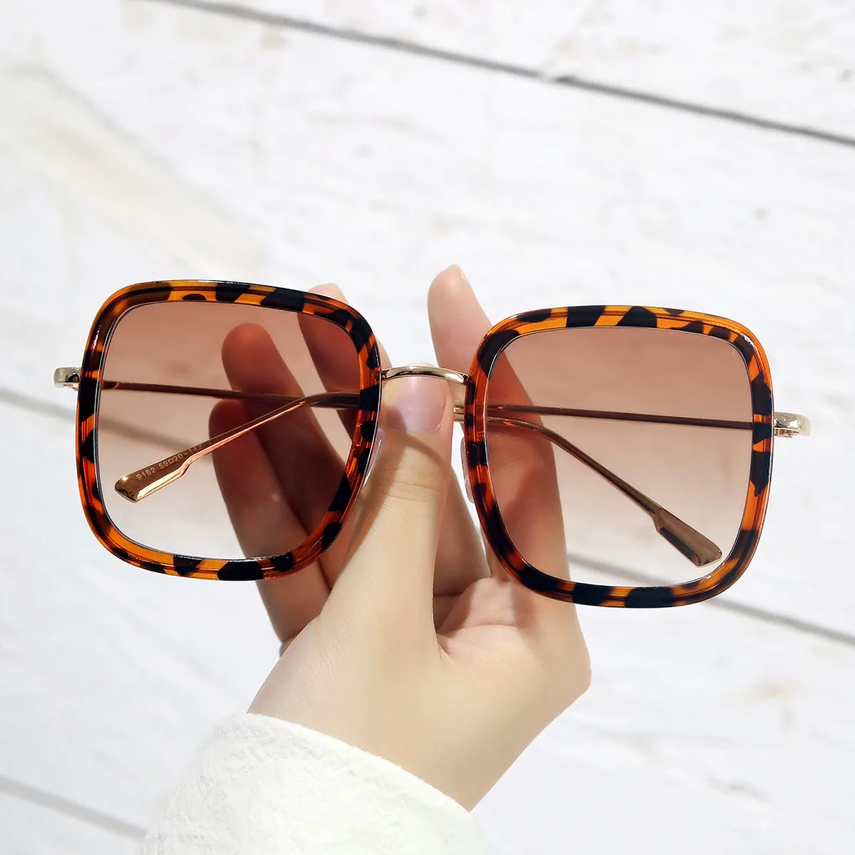 

Five-flower horse trend metal square European and American thin male female sunglasses