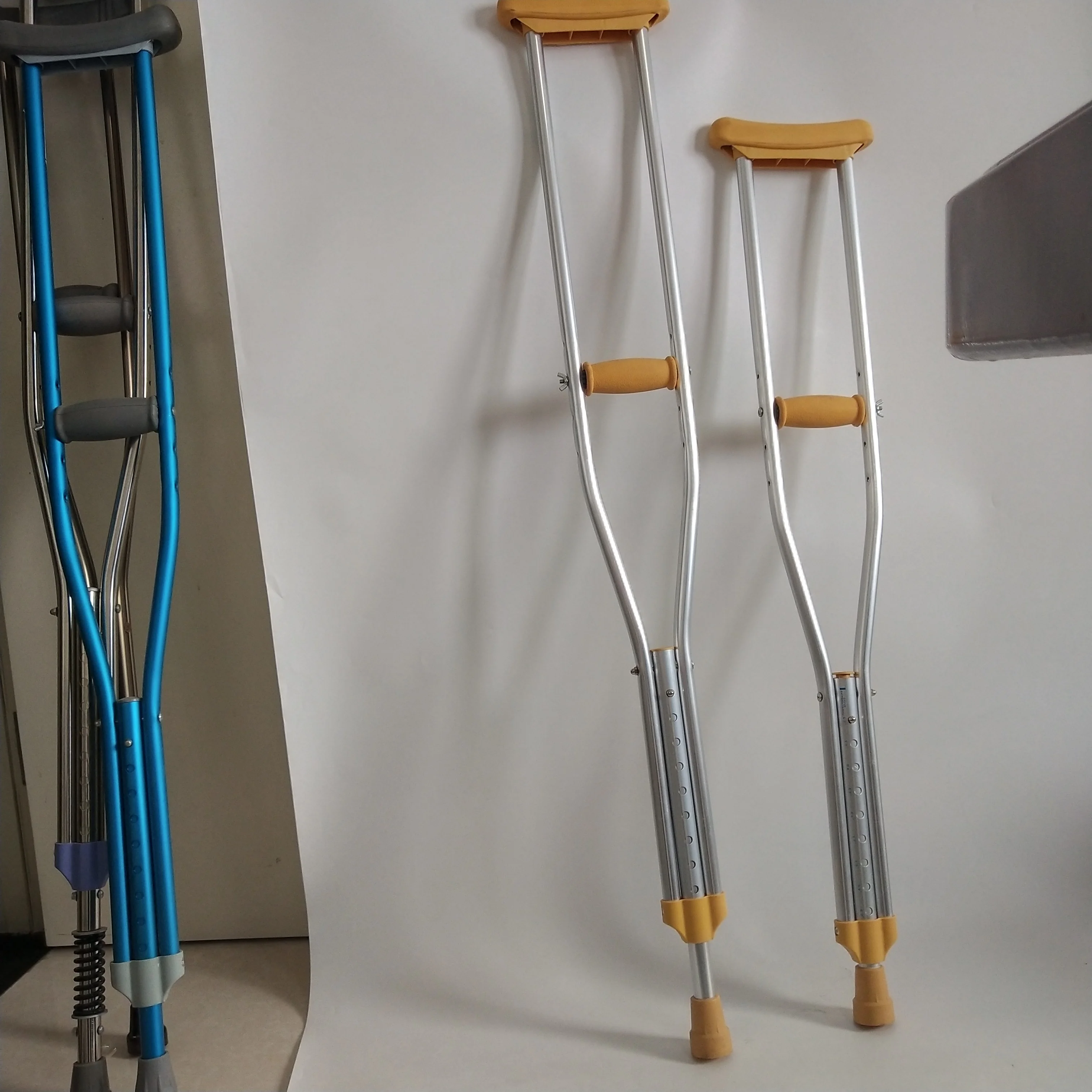 eller serbest koltuk degnegi push dugmesi aluminyum degnekleri buy eller serbest koltuk degnegi degnekleri yuruyuse kopekler yaslilar kamisi product on alibaba com