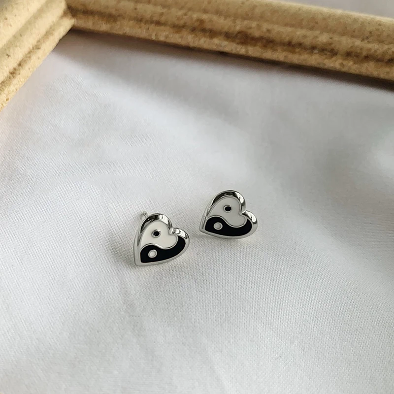 

2021 New Fashion Korean Jewelry Silver Color Punk Geometric Earrings Small Cute Tai Chi Yin Yang Heart Stud Earrings for Women