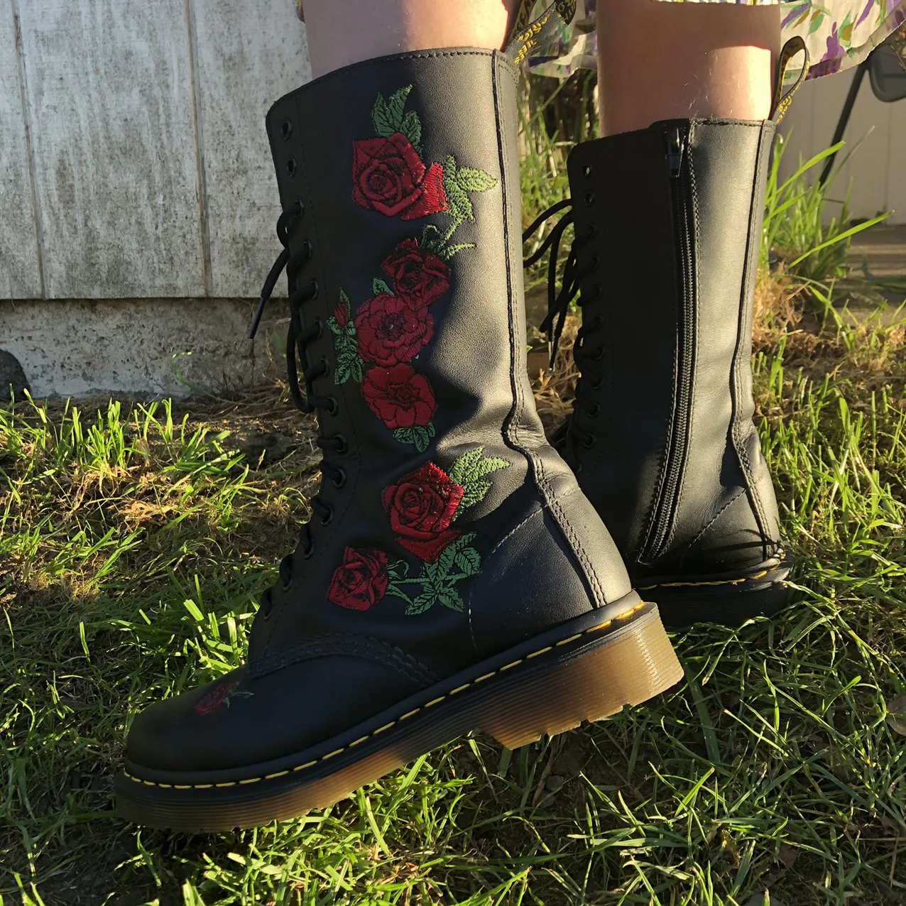 

2021 New Large Size Women's Embroidered Rose 14 Eye Boots Womens Retro ankle Boot Leather Combat martin boots