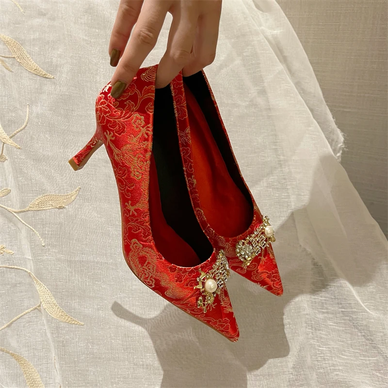 

Pointed Xiuhe wedding shoes women's 2021 new fashion red floral Rhinestone Pearl thin heel high heel shallow mouth single shoe