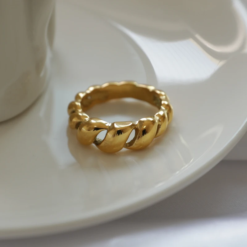 

High End 18K PVD Gold Plated Hollow Out Croissant Rings for Women 2021 Stainless Steel Jewelry