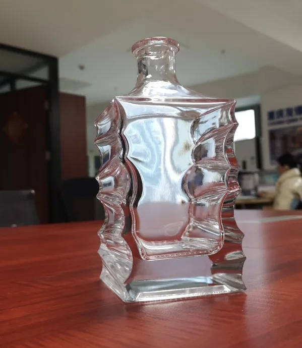 750毫升批发新设计方形水晶形状酒瓶,带玻璃软木