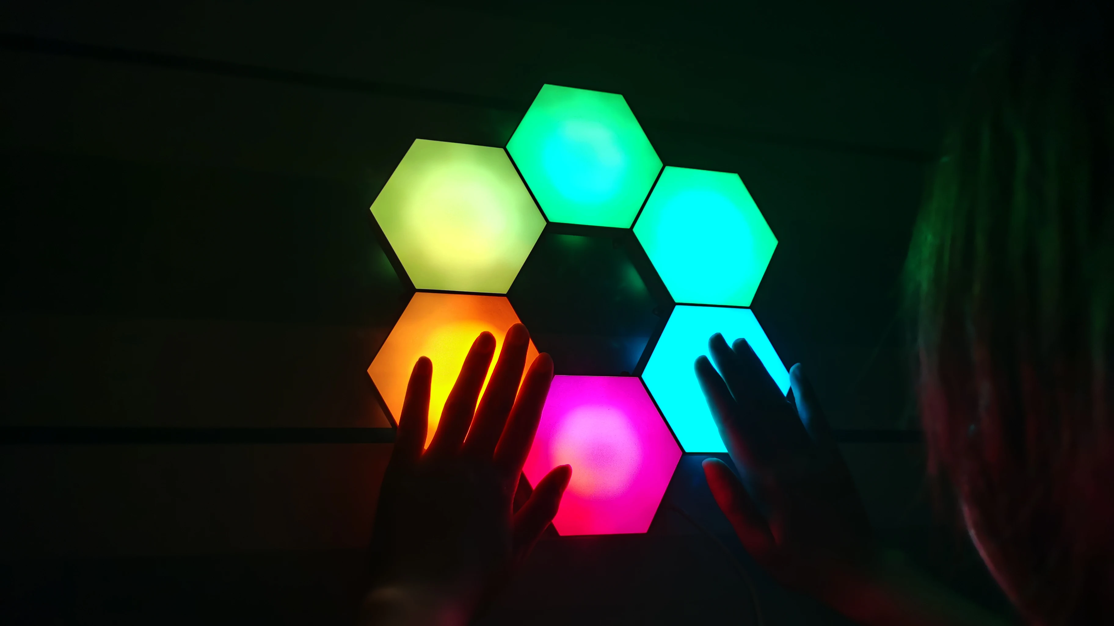 Quantum led. Светильники гексагональные RGB. Шестигранная led лампочка. Нанолампа. Гексагоновое модульное освещение.