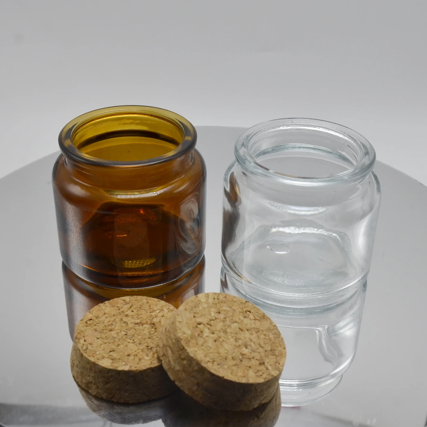 

Elegant Ready to Ship Glass Empty 100ml Round Shape Amber Clear Green wholesale glass jars for candles with Cork Lids