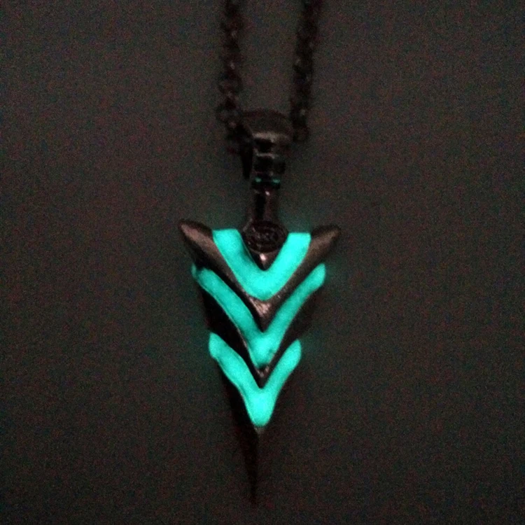 

Luminous glowing green arrow head pendant necklace knight spear necklace grow in the dark pike pendant jewelry boys girls gifts