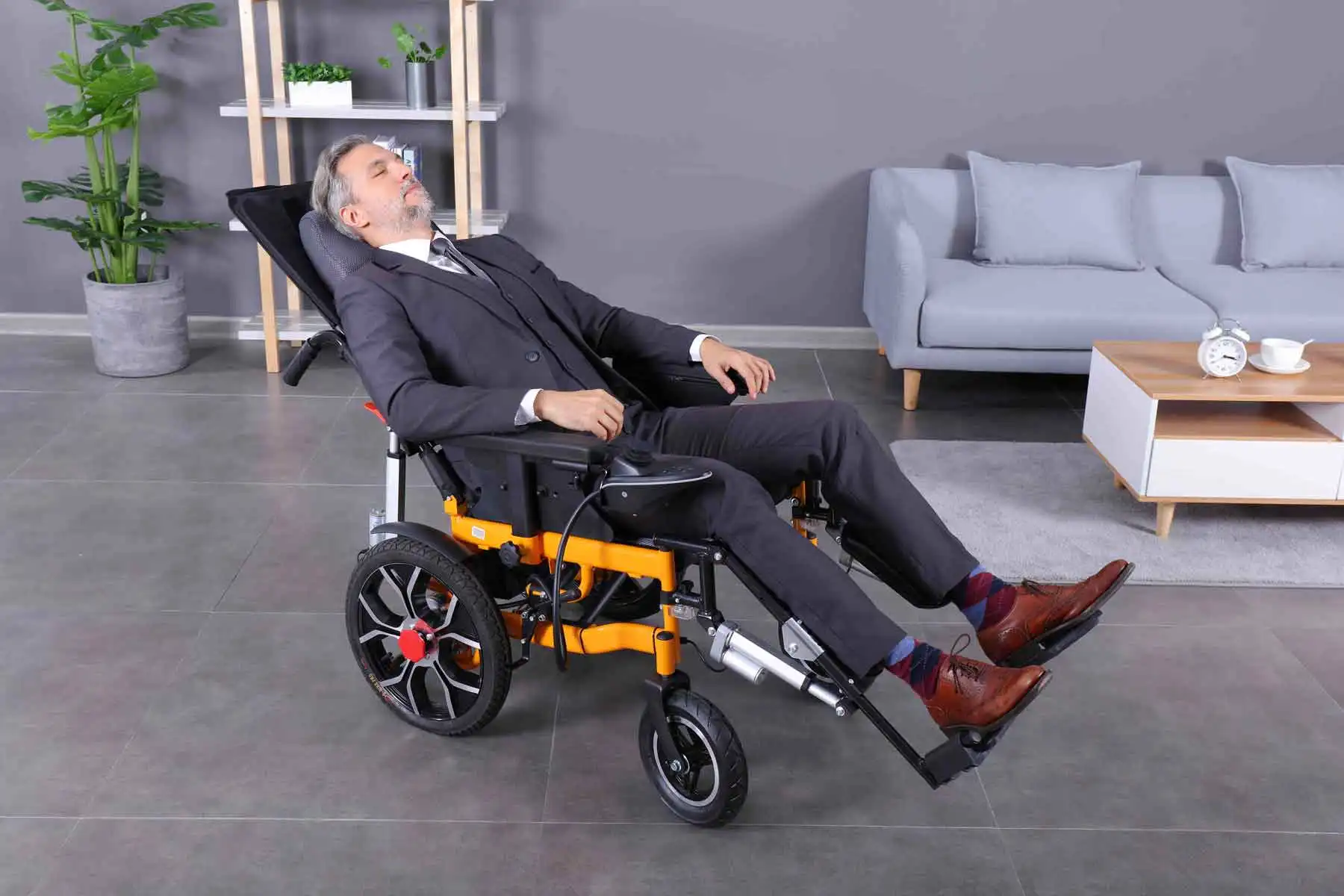 16 "折叠豪华自动躺下便携式电源残疾人患者气动轮胎两个电机电动轮椅