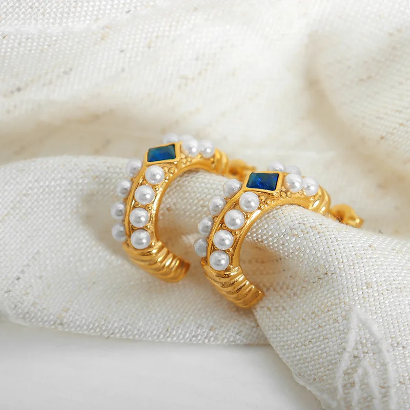 Vintage Imitation Pearl Stainless Steel C Shape Huggie Earrings Blue Cubic Zirconia Hoop Earrings bijoux en acier inoxydable