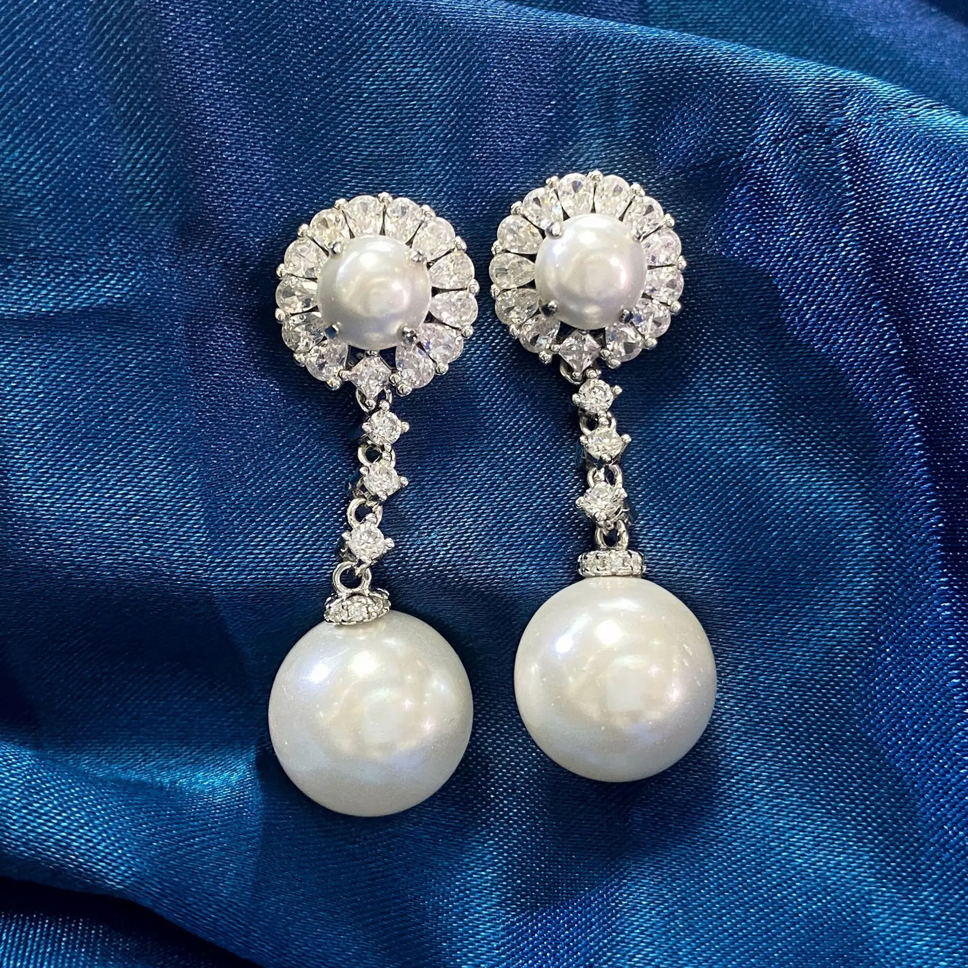 

Korean version of the trend of pure silver earrings female diamond fashion classic wedding white round large pearl earrings