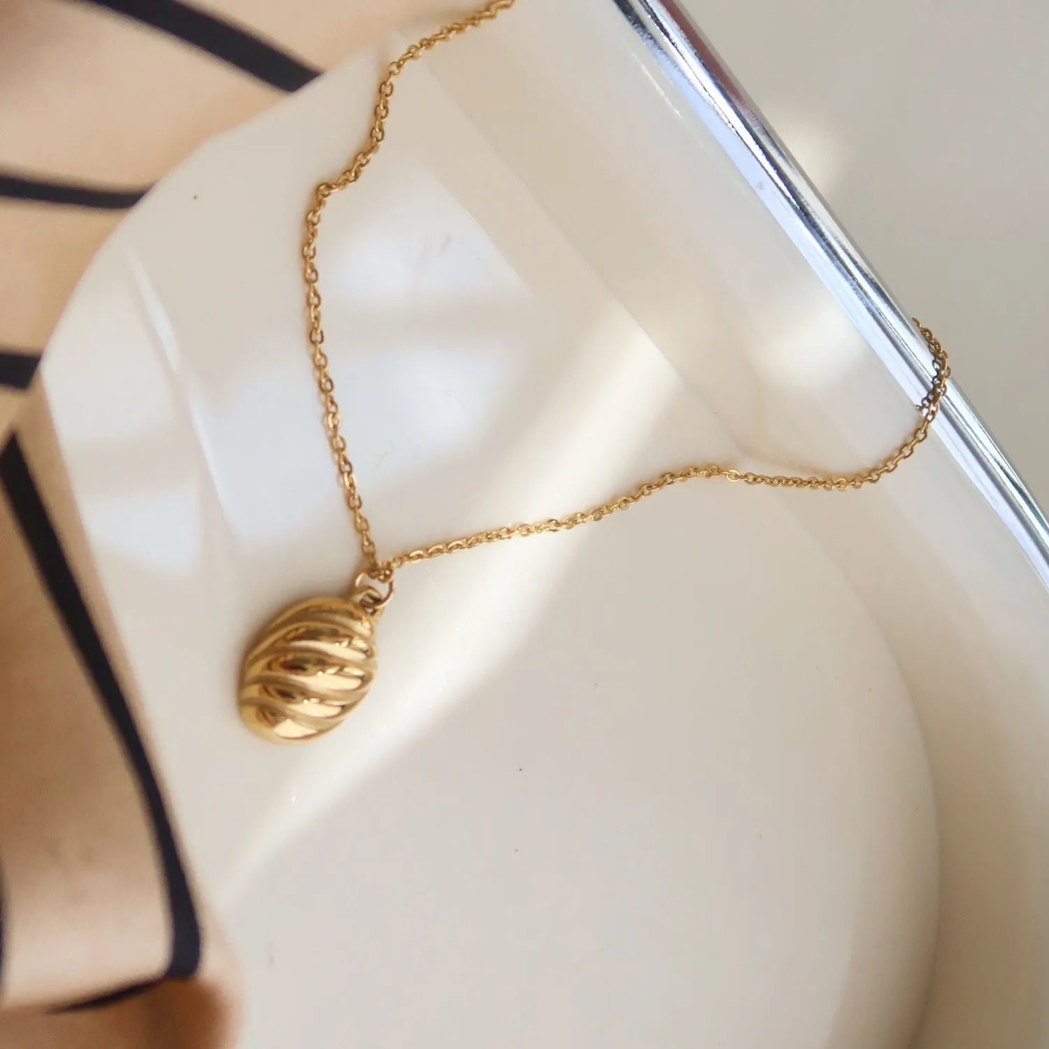 

Chic Geometric Stainless Steel Bread Pendant Necklace 18K Gold Plated Stainless Steel Croissant Necklace Women Vintage Jewelry