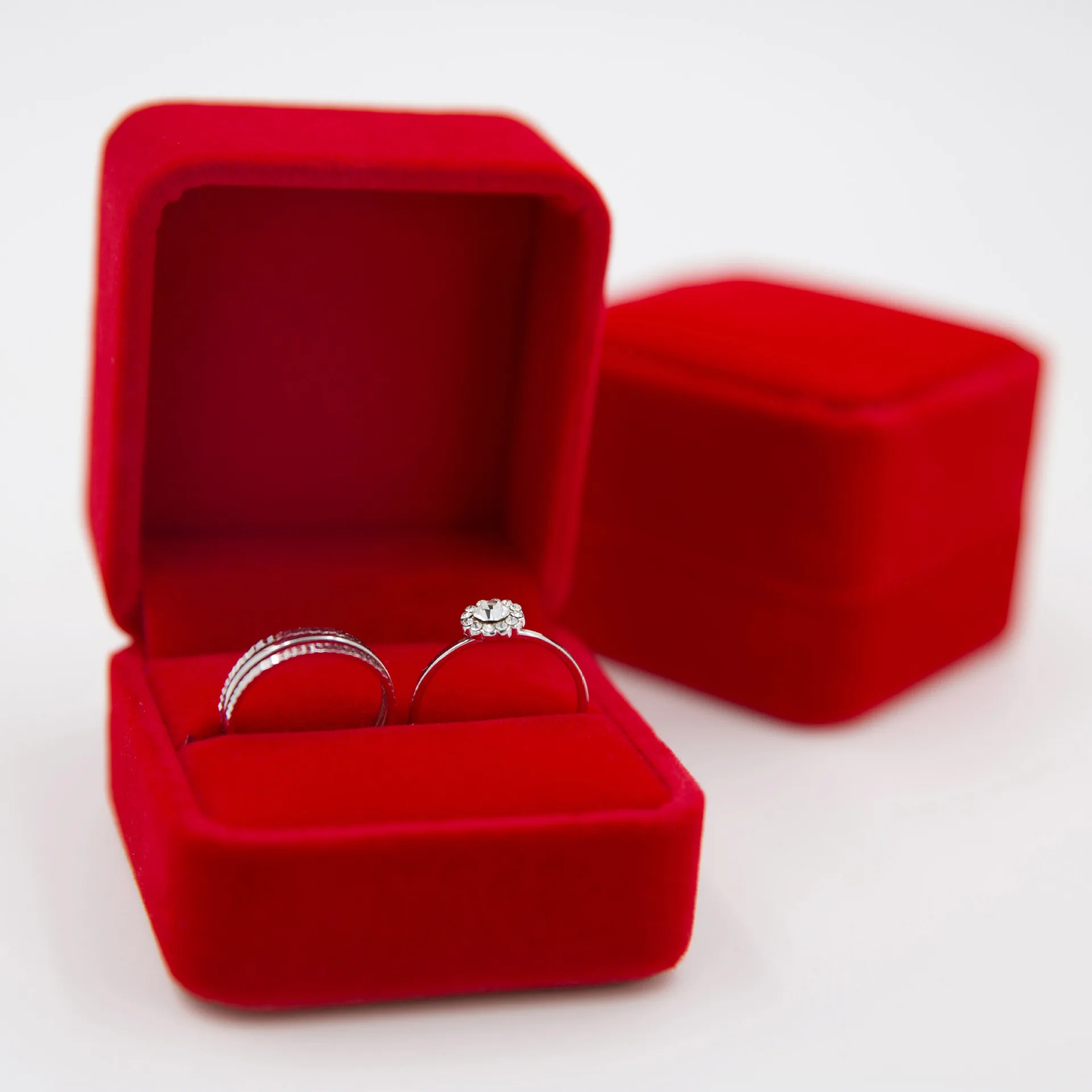 

factory price luxury red velvet jewelry box with logo for ring earring necklace bracelet bangle gift packaging, Picture
