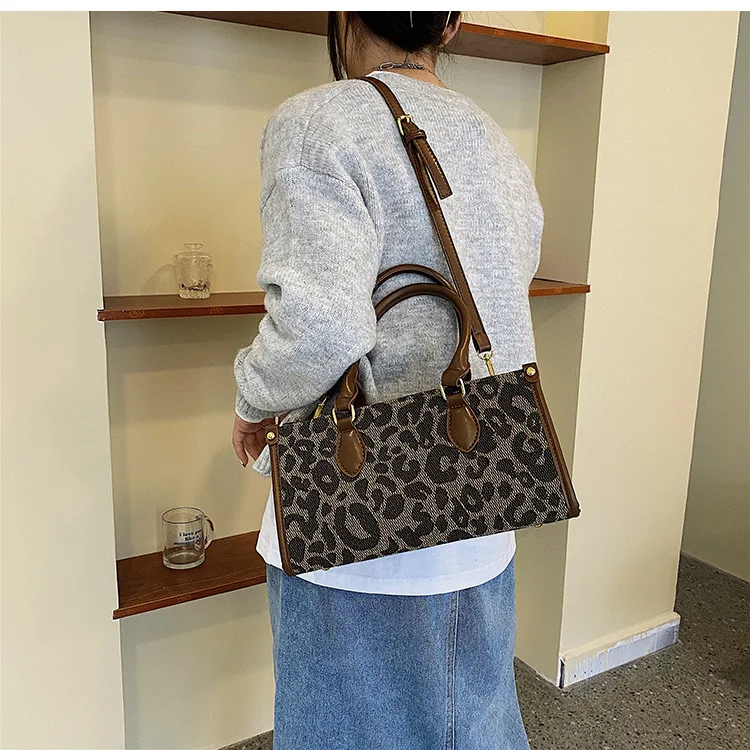 

2021 New simple retro leopard zipper shoulder bag wholesale girls shopping wallet and phone handbags, 2 colors