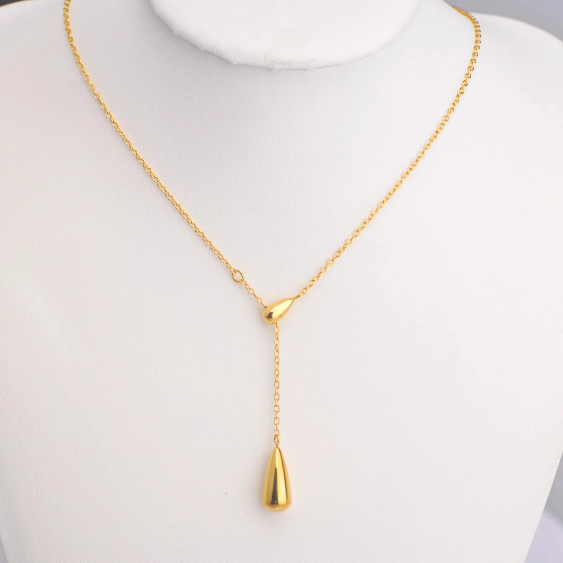 

Fashion Simple Water Drop Pendant Necklace 18K Gold Plated Stainless Steel Glossy Pendant Necklace