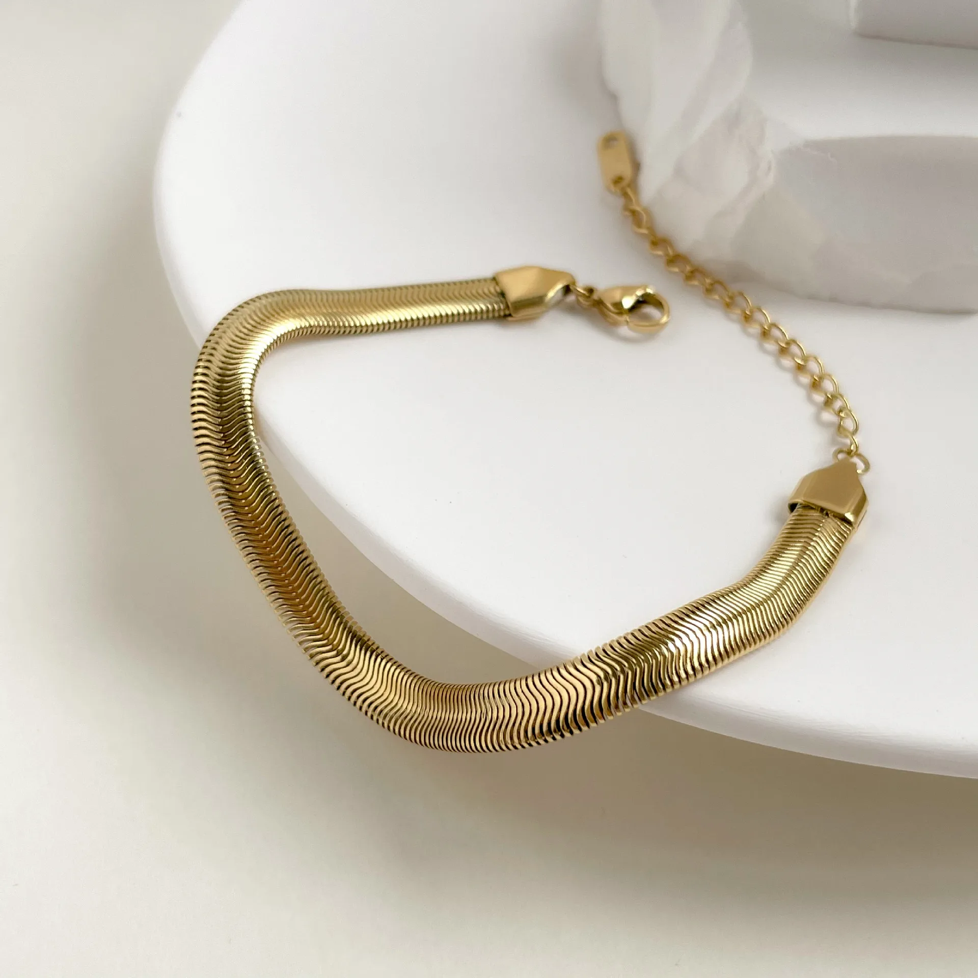 

Ins Style Fashion 18K Gold Plated Stainless Herringbone Chain Flat Snake Chain Bracelet for Women