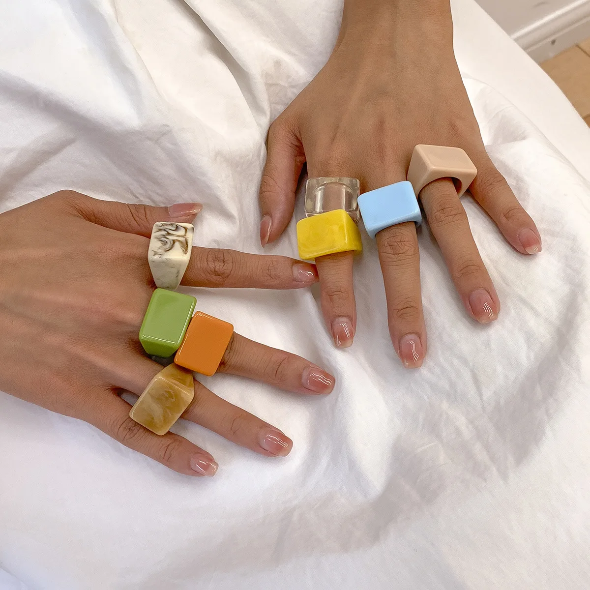 

2021 New popular trendy eco-friendly colorful transparent resin acrylic square rings wholesale, Picture