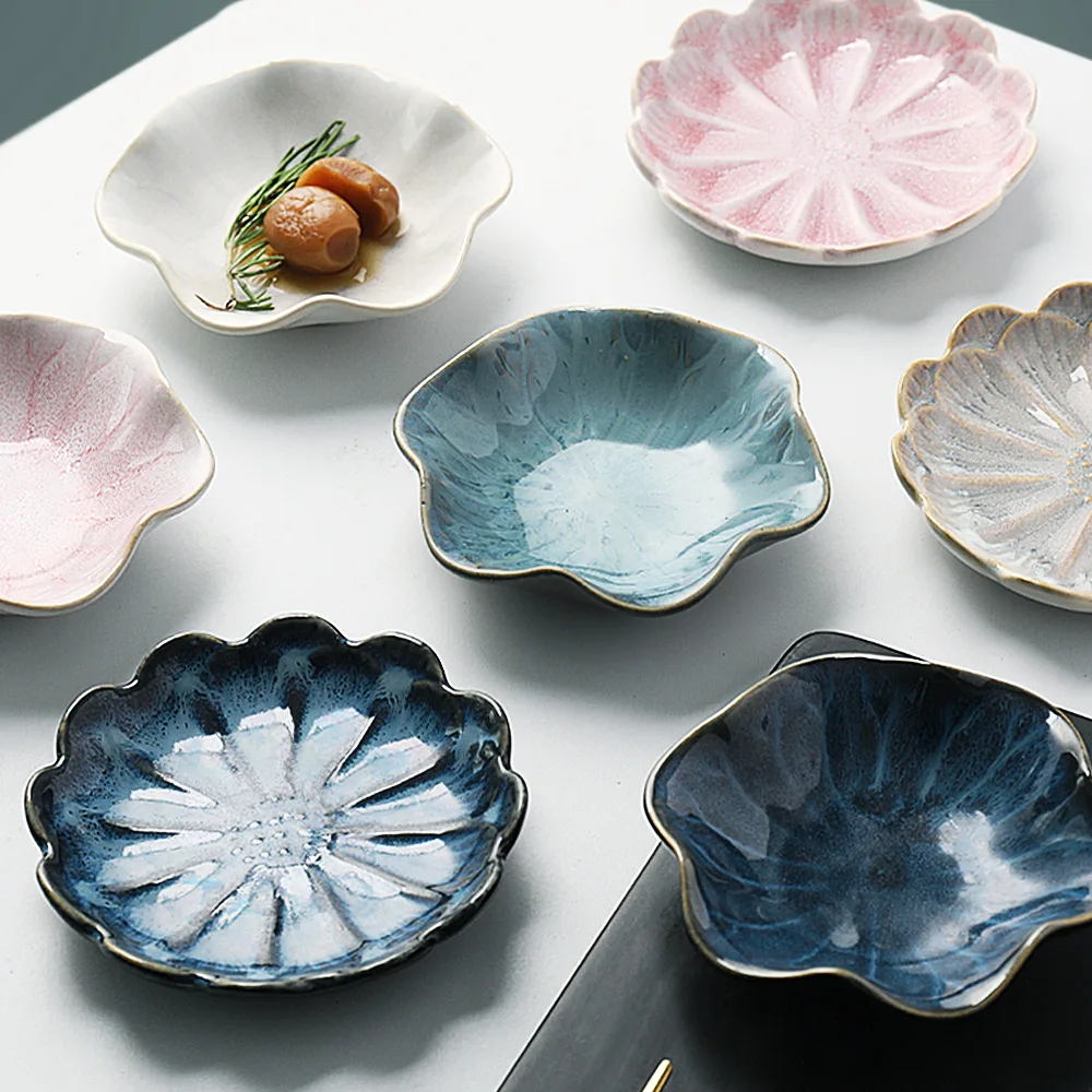 

Amazon Hot Selling porcelain food dish small soy sauce dipping flower shaped ceramic dish japanese kiln glazing dish