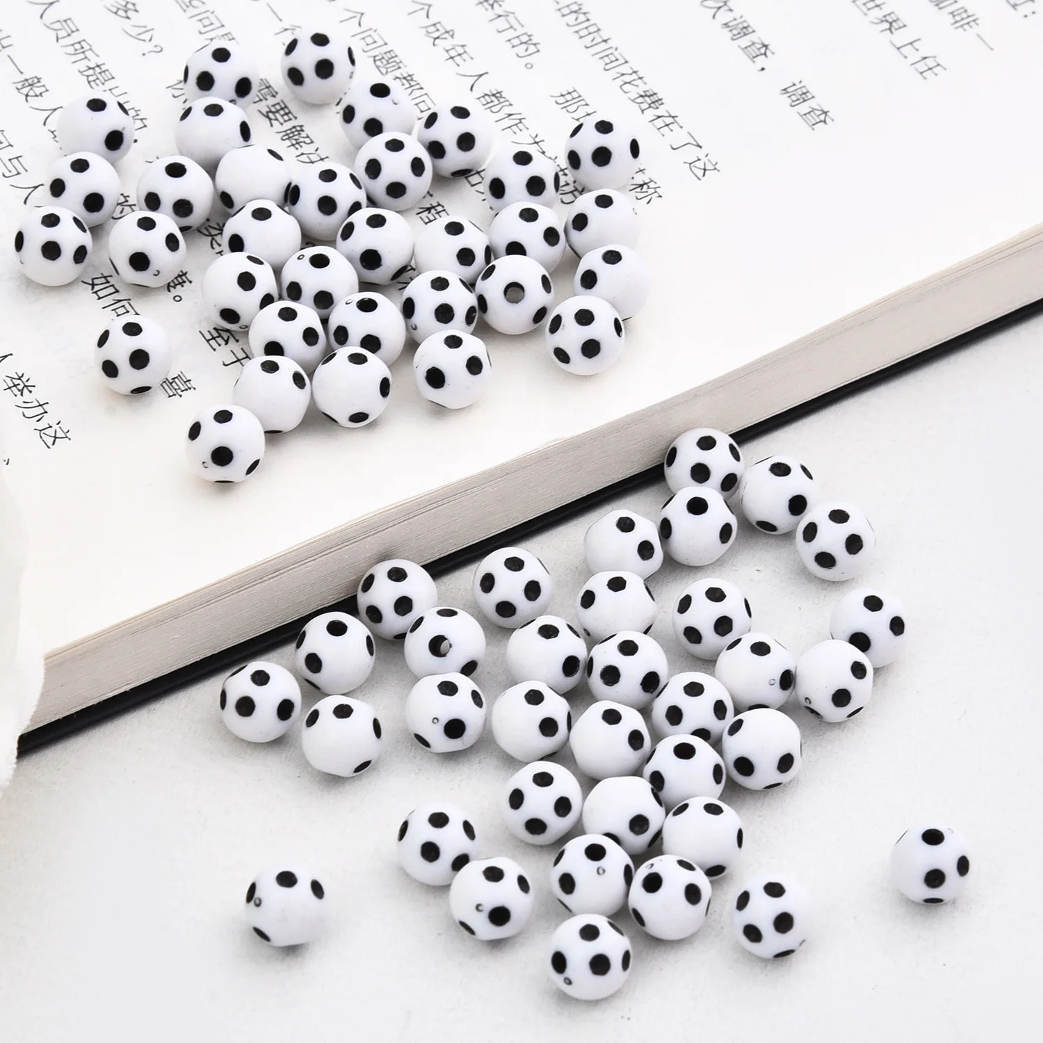 

Wholesale acrylic beads black and white 8mm acrylic beads for Jewelry Making