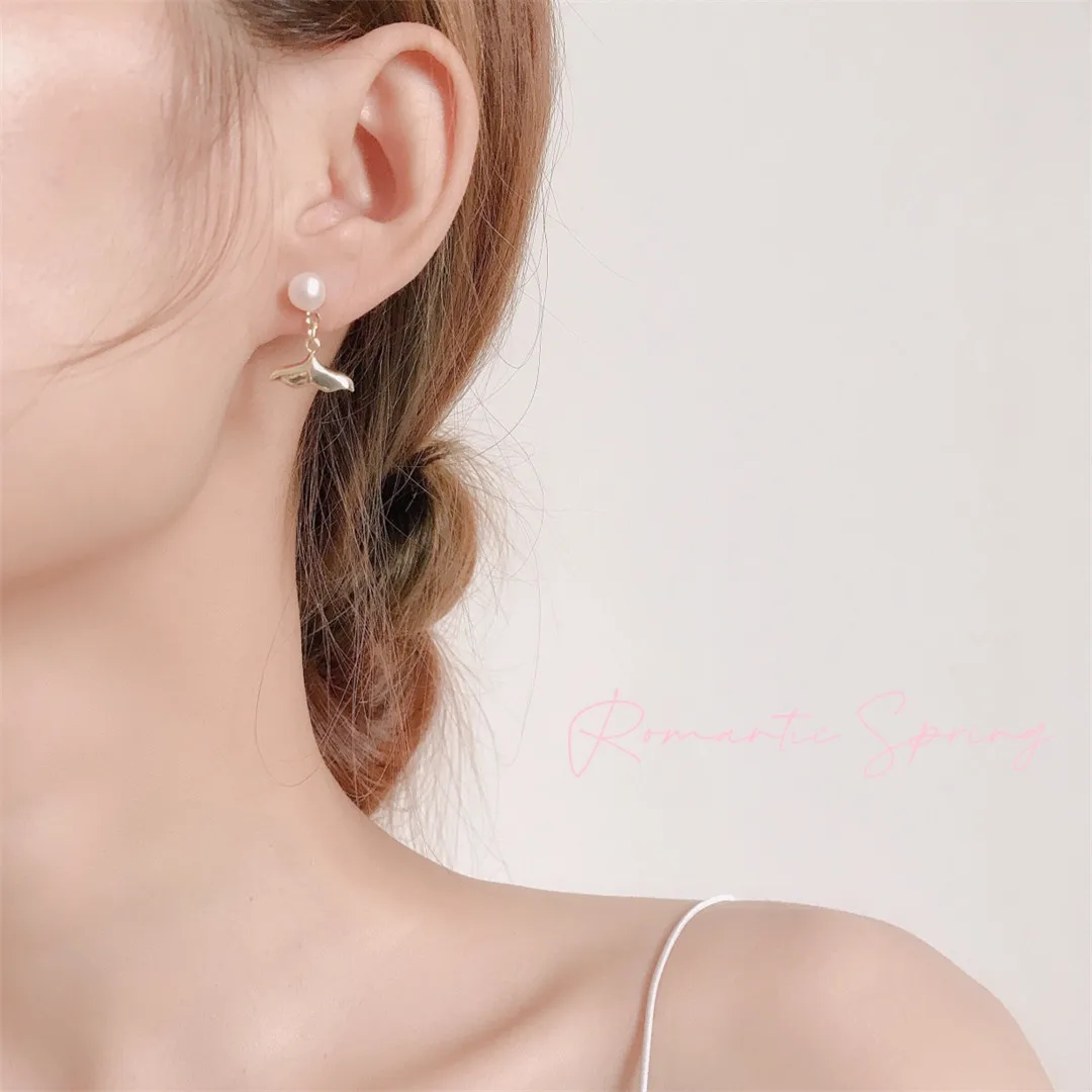 

Popular Fish Tail Freshwater Pearl S925 Silver Needle Earrings Fashion 925 Silver Pearl Earrings, Picture shows