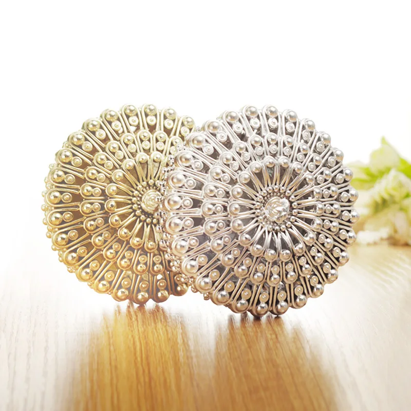 

Hollow Out Plastic Candy Box Gold - Plated Silver Candy Box Creative Personality Small Storage Box Wedding Supplies, Pure color