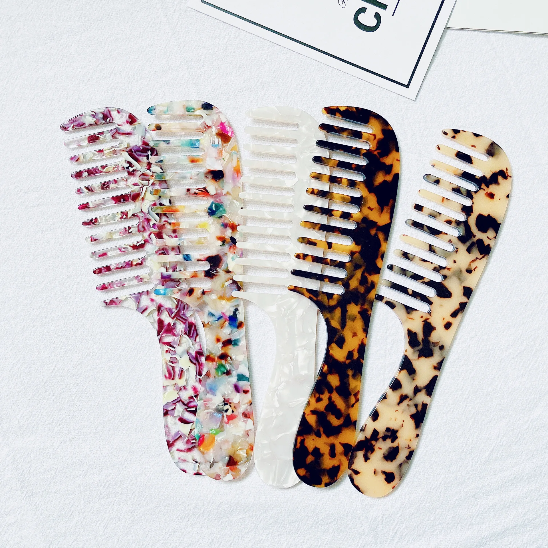 

Simple Korean Stylish Resin Acetate Hair Combs Tortoise Shell Cellulose Acrylic Wide Tooth Comb For Ladies