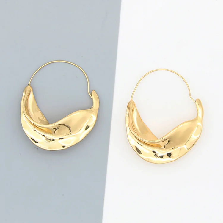 

2022 Hot Selling Gold Plated Flower Basket Hoop Earrings Trendy Irregular Wave Twisted Huggie Hoop Earrings for Women