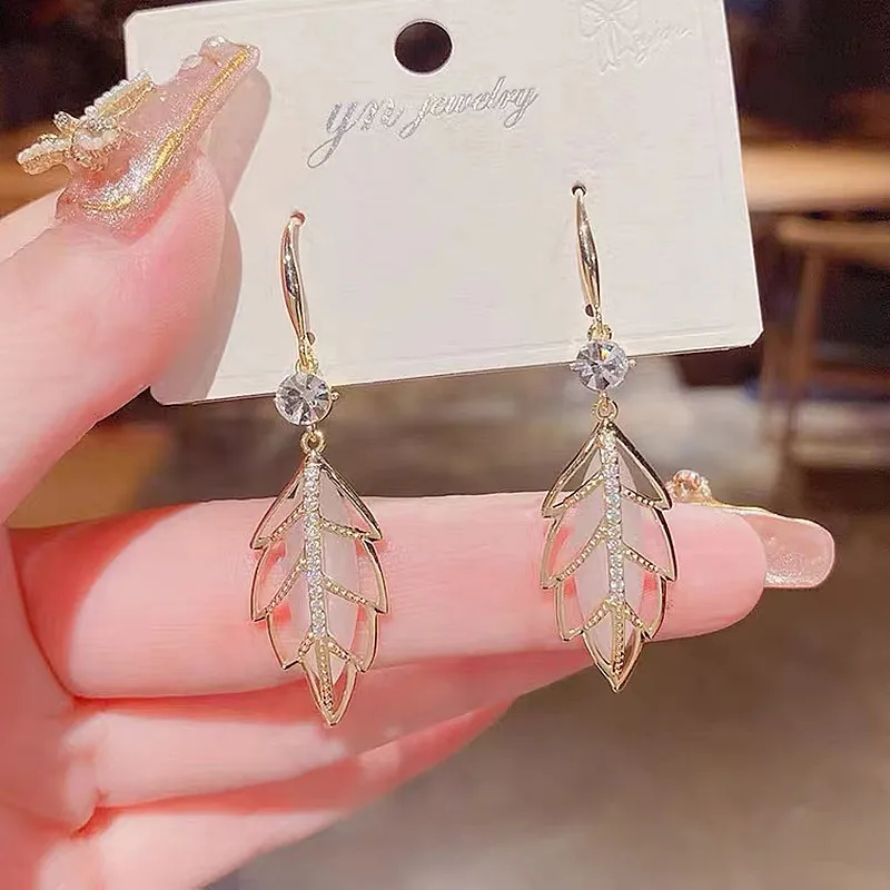 

Micro set cat's eye stone leaf shaped earrings with personalized fashion and light luxury earrings women