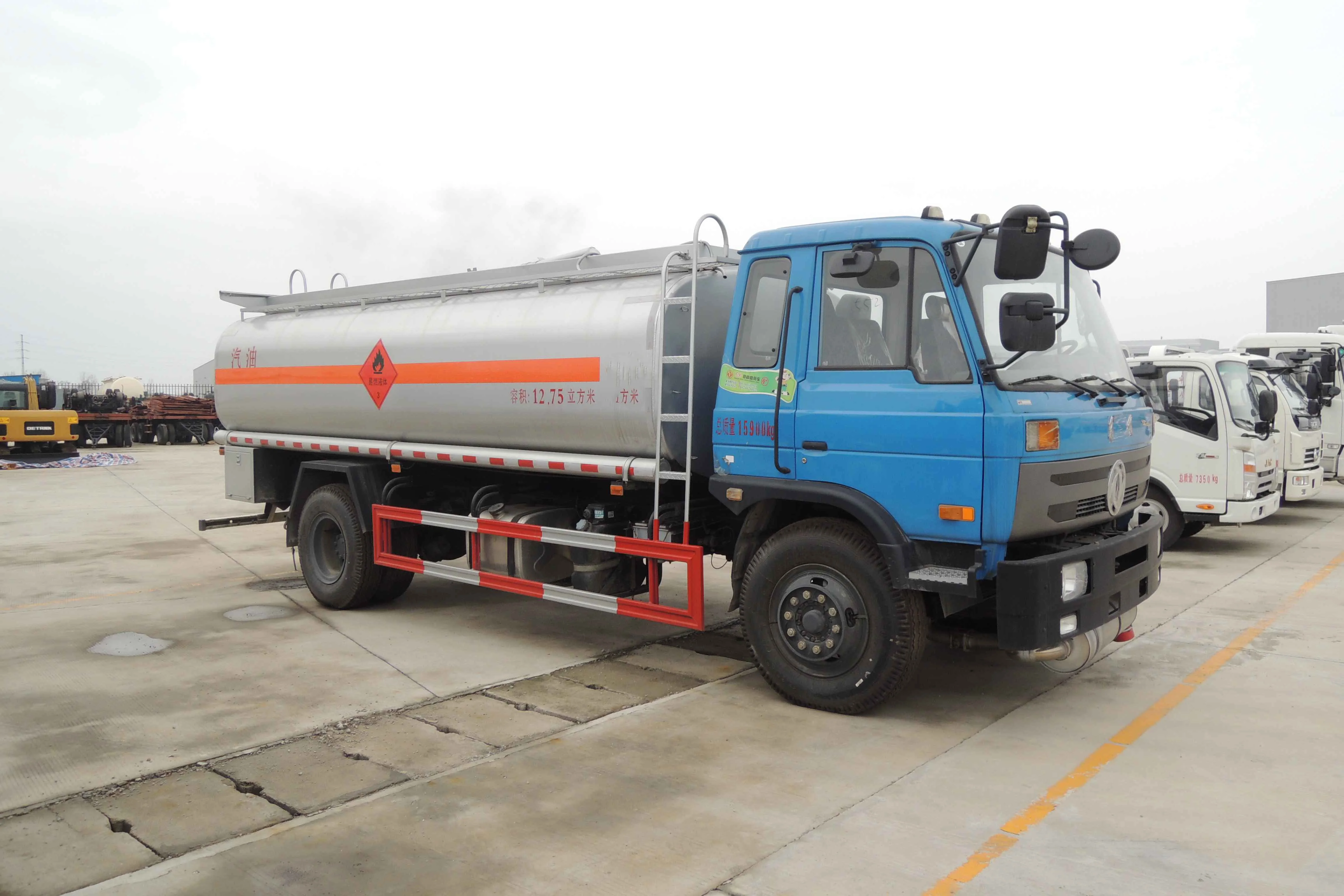 东风油罐车 12cbm 月个月油罐车