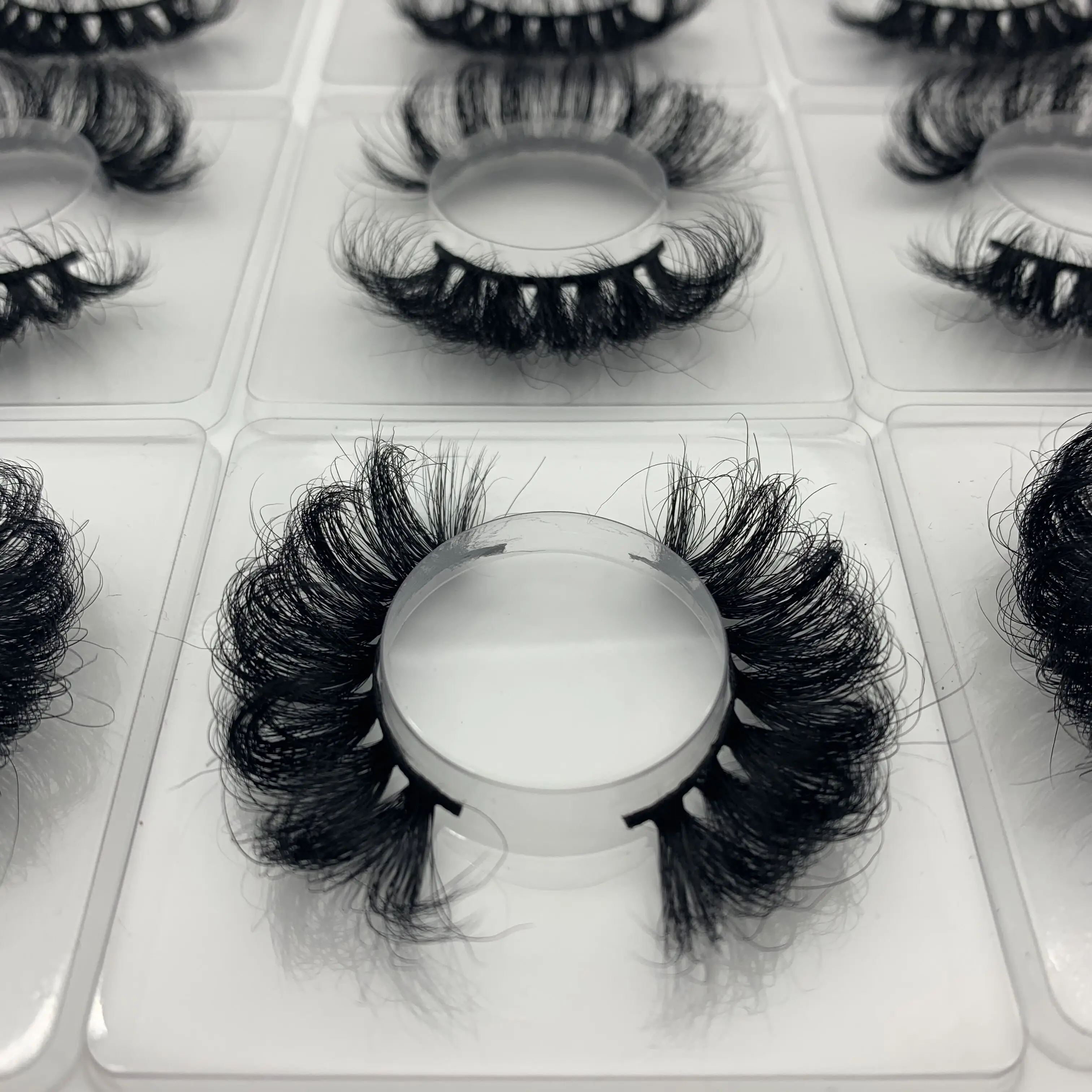 

Super Curly Mink Eyelashes Soft 25mm 3D Mink Lashes Wholesale Vendor Fluffy Fur Eyelash With You Own Logo Customized Case