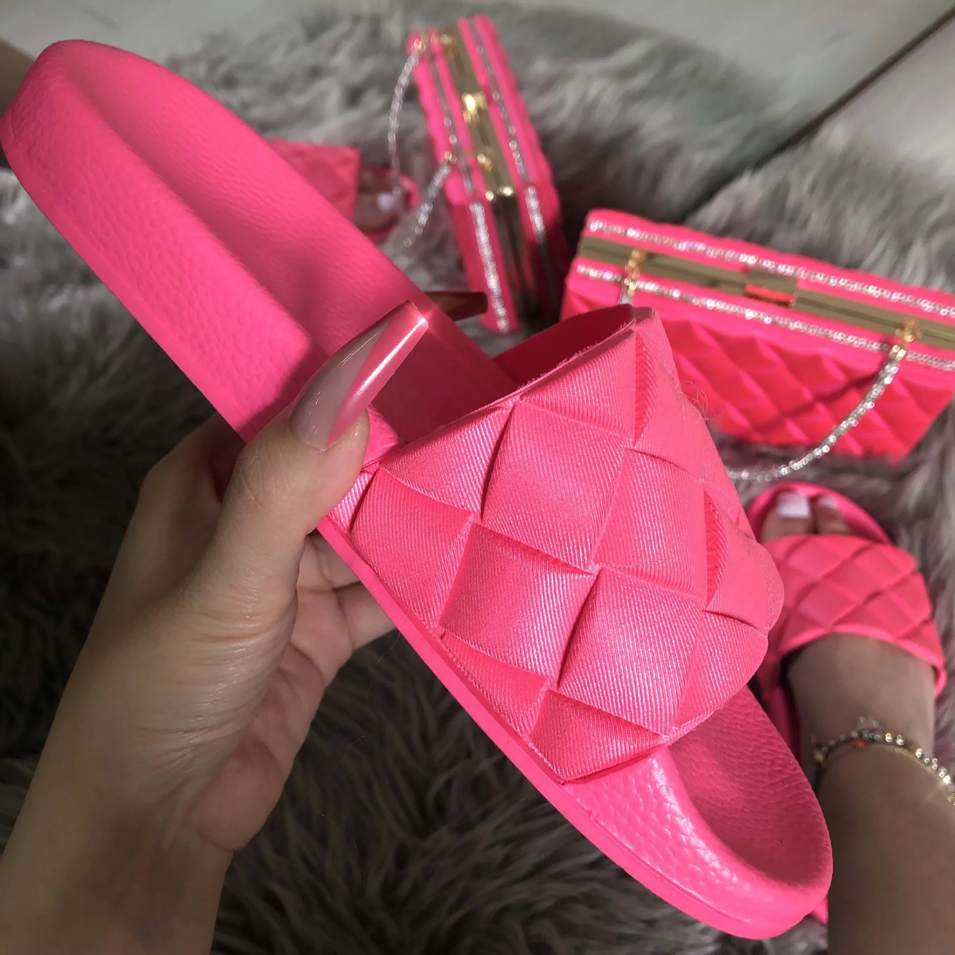 

Amazon hot sale sandals and bag set fashion outdoor plaid slides slippers for women stylish trendy ladies purse and shoe sets, Black,hot pink,brown,yellow