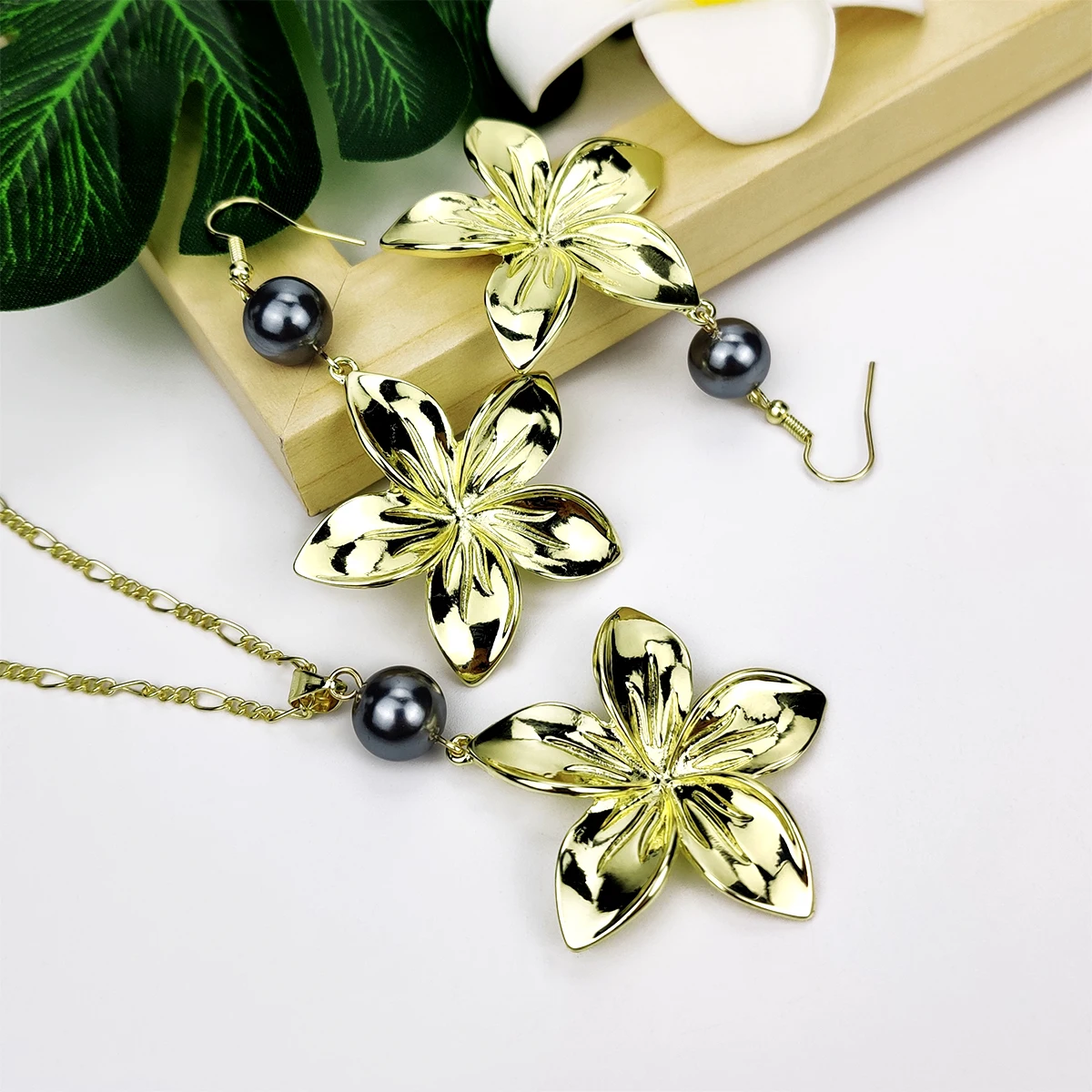 

Hawaiian Gold Tropical Plumeria Flower Set Hamilto Gold with Shell Pearls Polynesian Samoan Jewelry Necklace Set For Women
