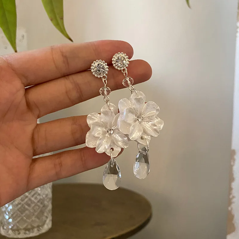 

JUHU New French elegant retro white three-dimensional petal earrings long simple crystal ear clip S925 silver needle jewelry