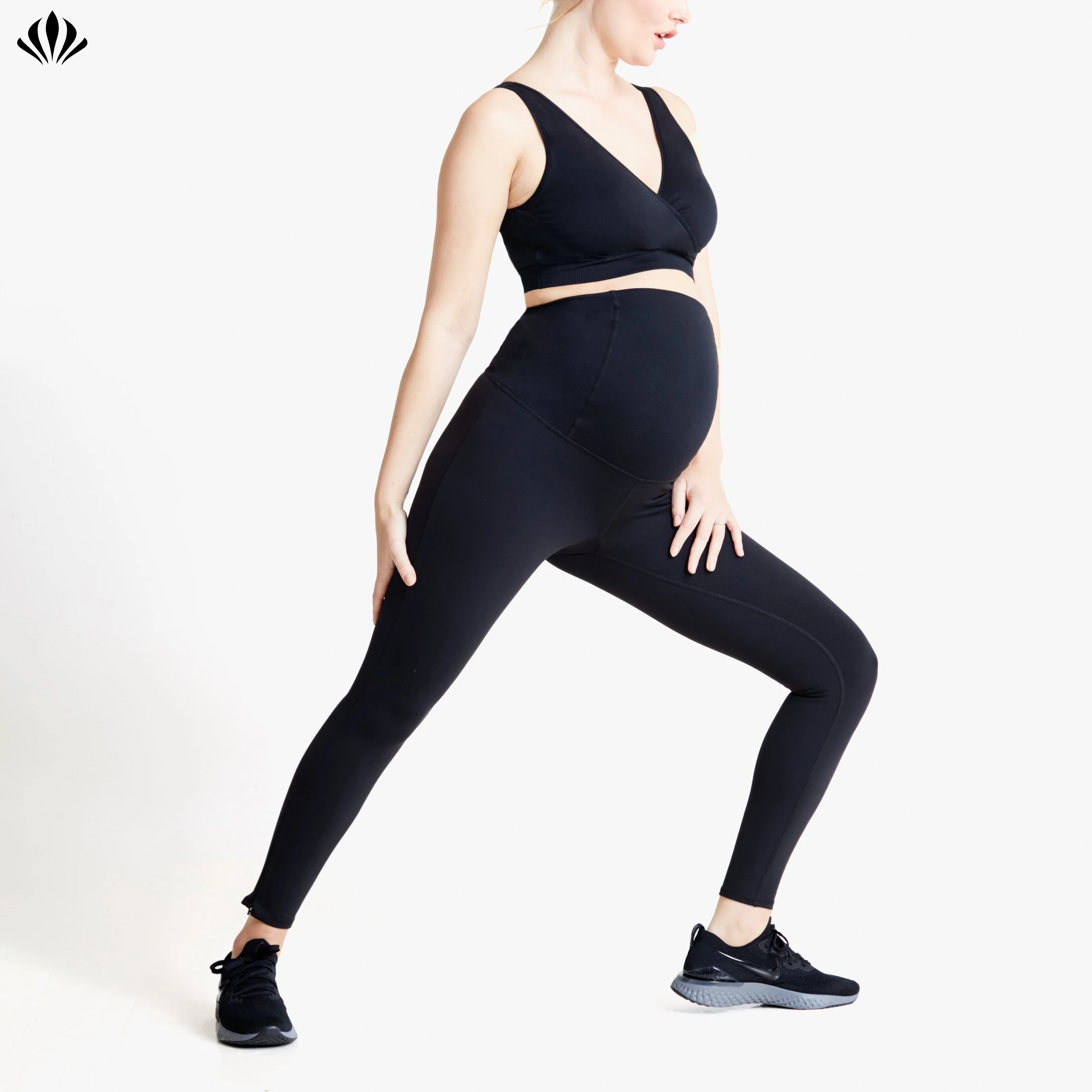孕妇锻炼腿腹部怀孕紧身裤与交叉面板妇女