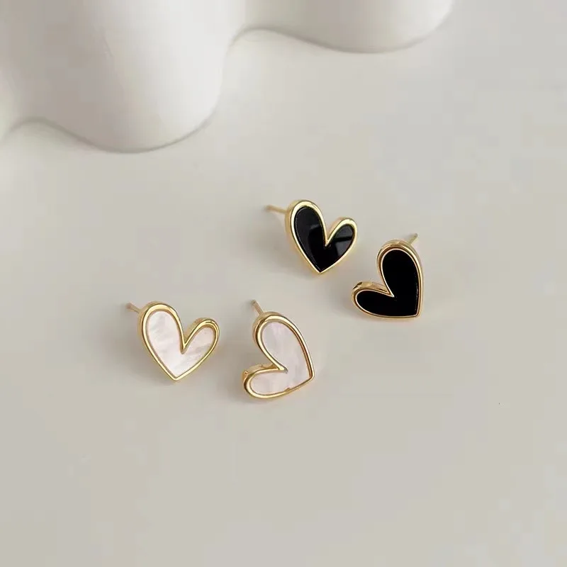 

2023 Summer Metal Korean Style Black White Love Heart Stud Earrings Accessories For Women