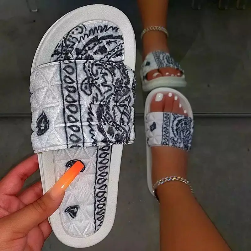 

2021 new hot style Ladies Slippers Bandana Slides Paisley Sandals Bandana Beach Slides Wholesales Fashion Designs Slippers