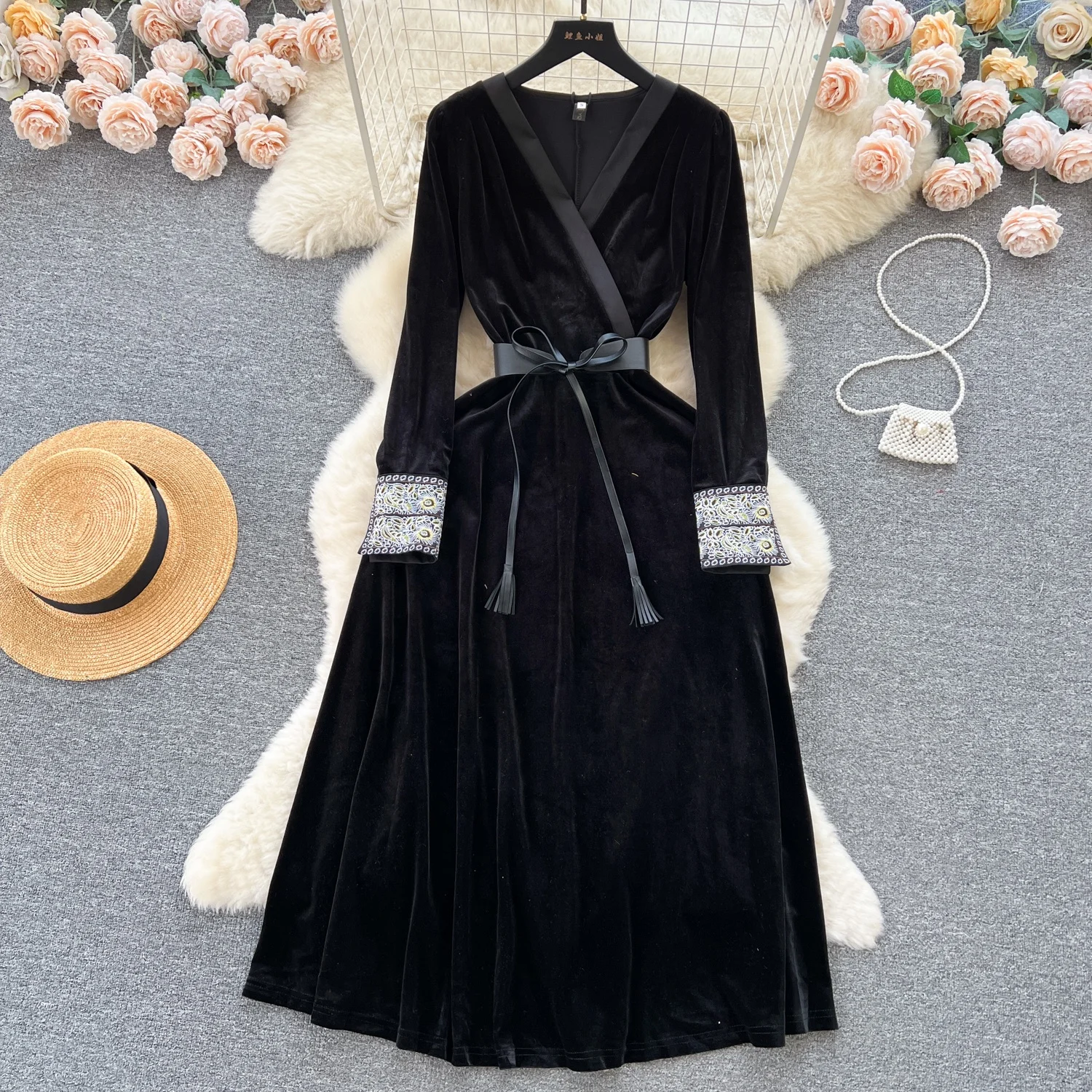 

French Hepburn style velvet dress for women in autumn and winter long skirt high-end slimming waist Small black dress