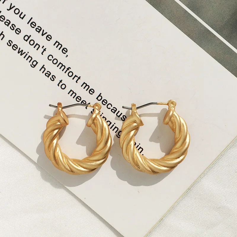 

Ruigang 2021 New Arrival 18K Plating Large Clip Gold Chunky Statement Twisted Circle Earrings