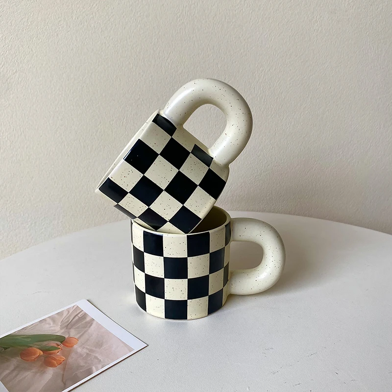 

Nordic Creative Checkerboard Mug Black and White Checkered Ceramic Mug Unique Fat Big Handle Coffee mugs As Christmas Gift, White black