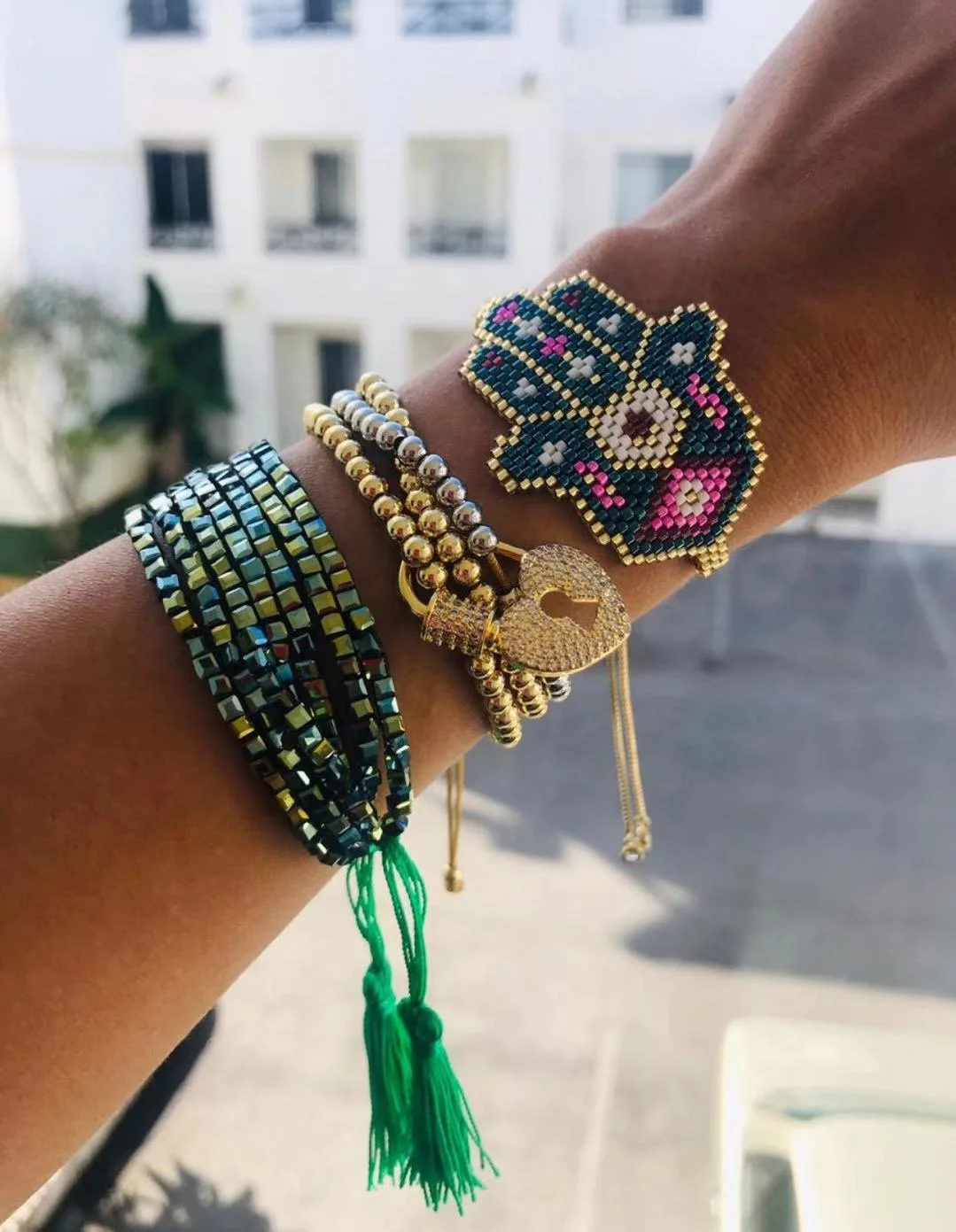 

Crystal rhinestone palm miyuki beaded ladies bracelet and gold-plated heart-shaped lock copper bead jewelry for party gifts, Picture shows