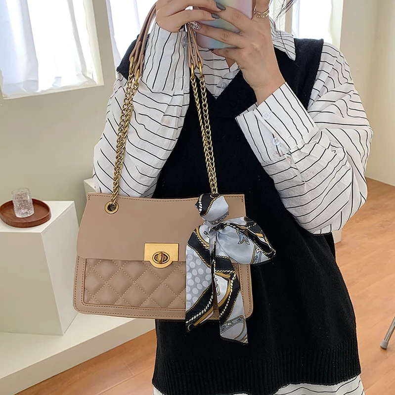 

S1097 2020 new chain rhombus stray texture Xiaoxiang same style lock shoulder messenger