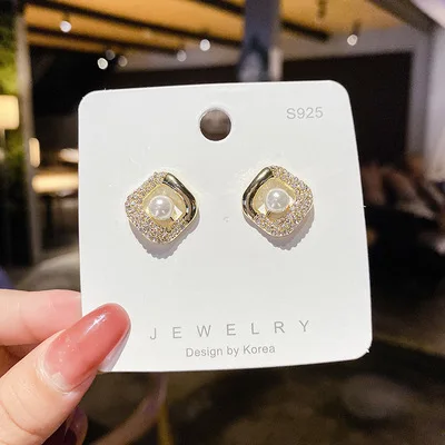 

Exquisite Freshwater Pearl Stud Earring Gold Plated Geometric Square Rhinestone Crystal Pearl Earring For Women