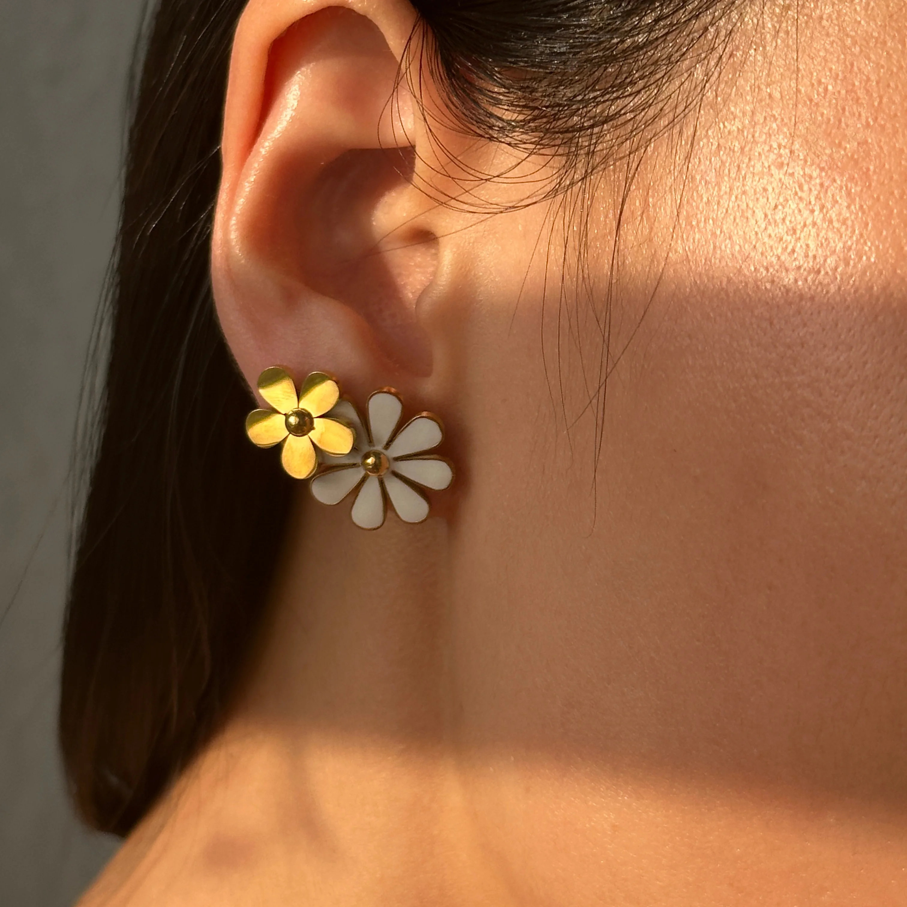 

Dazan HOT 18k Gold Plated Unique Hypoallergenic Stainless Steel Daisy Indian Designer Dainty Drop Glue Flower Earrings Women