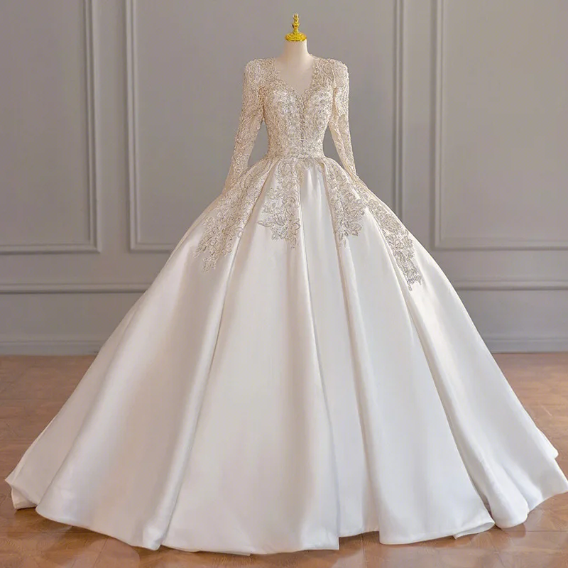 

French wedding dress 2023 new summer bride long-sleeved heavy industry V-neck satin senior texture master wedding dress