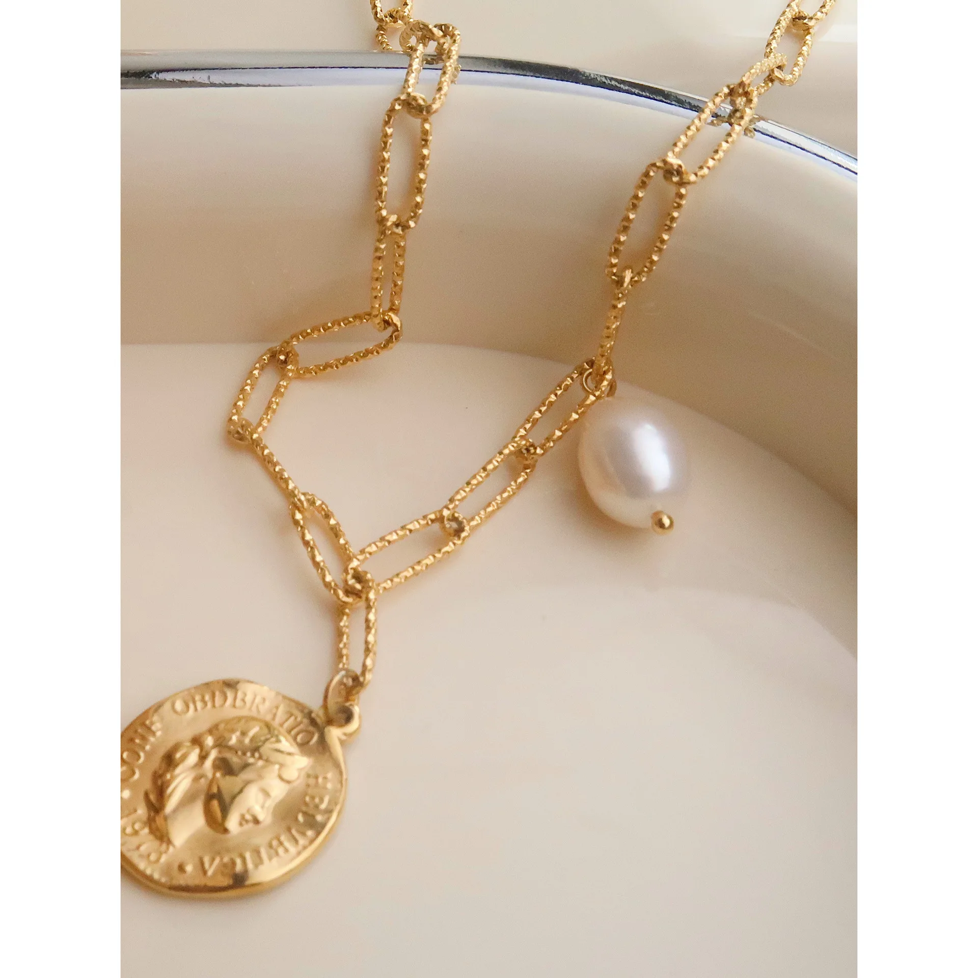 

Fashion Titanium Steel Link Chain Portrait Pearl Necklace 18k Gold Plated Freshwater Pearl Coin Necklaces