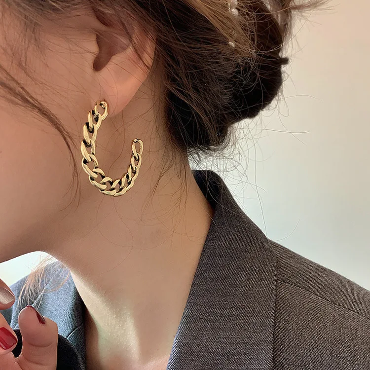 

Vintage hollowed chain fashion gold plated samll c-shape ear stud celebrity trendy personalized commuter earrings, Picture